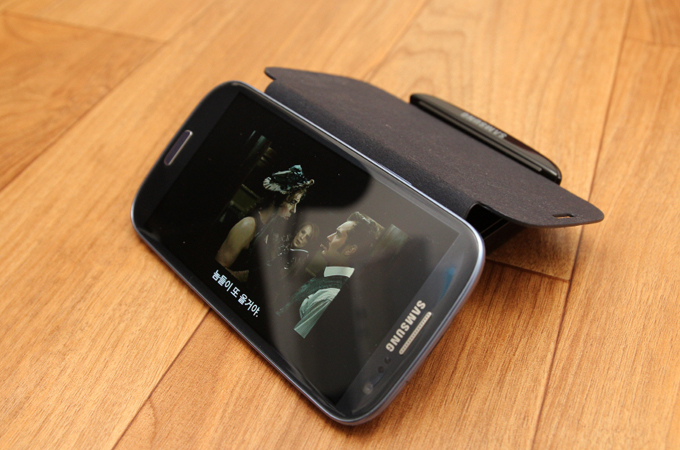 플립커버로 거치대를 만든 모습