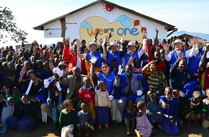 탄자니아 봉사단과 주민들