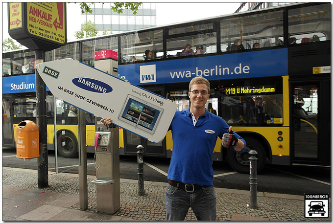 보드를 돌리며 삼성 갤럭시 노트 10.1을 홍보하는 독일 청년