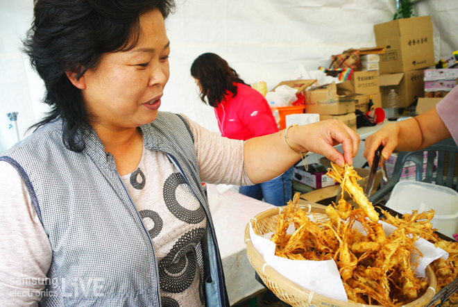 인삼을 보는 주민