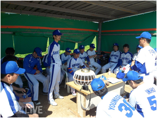 앉아있는 선수들