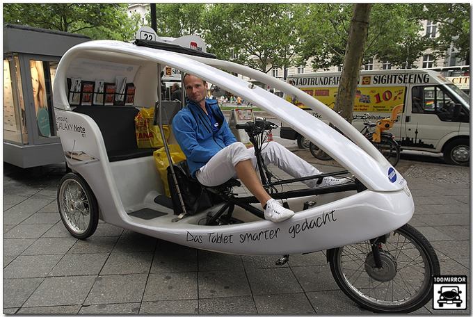 갤럭시 노트 10.1로 랩핑된 바이크 택시