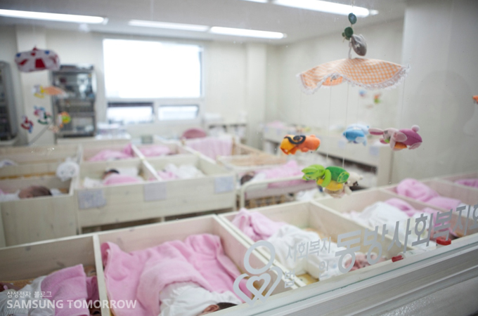 침대에 누워있는 아기들