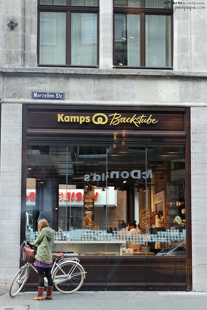 가게 앞에 자전거를 세운 여자