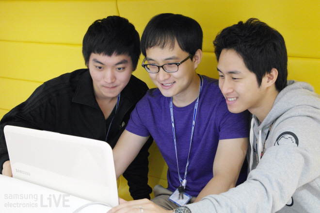 노트북을 보고 있는 이영훈, 권재현, 허전회 사원