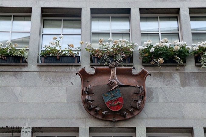 꽃이 놓여있는 창문들