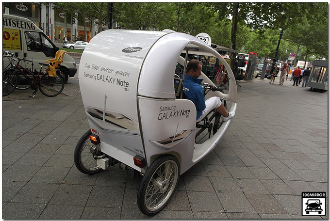 갤럭시 노트 10.1로 랩핑된 바이크 택시