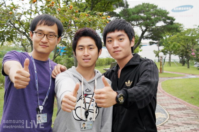 엄지손가락을 치켜든 이영훈, 권재현, 허전회 사원