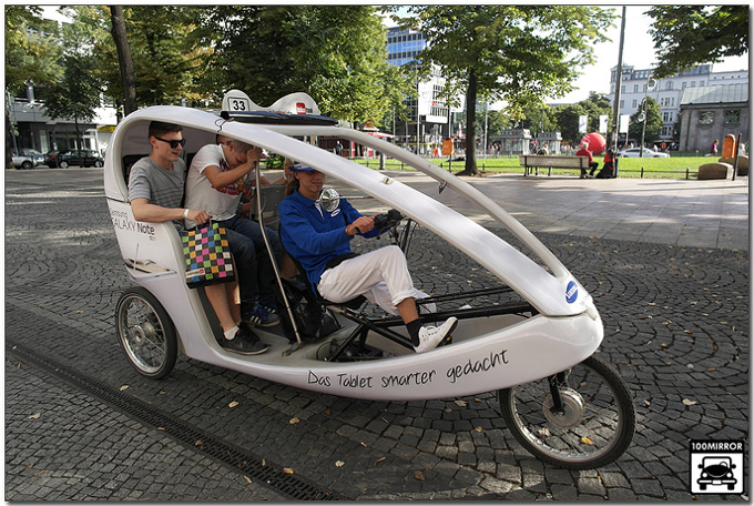 갤럭시 노트 10.1로 랩핑된 바이크 택시