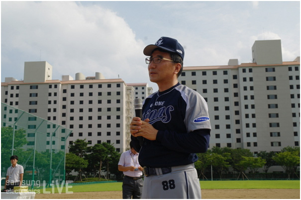 마이크를 들고 있는 삼성 라이온즈 선수