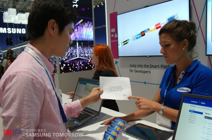 안내데스트에서 쿠폰을 보여주는 스토리텔러