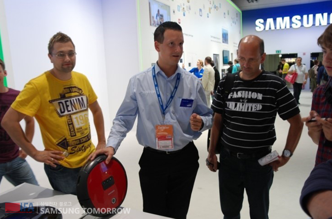 삼성부스를 찾은 사람들