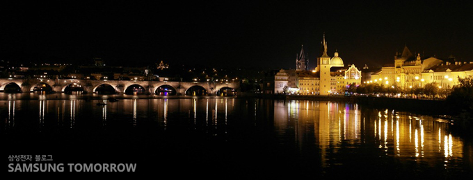 NX1000의 파노라마 기능으로 촬영된 프라하의 야경