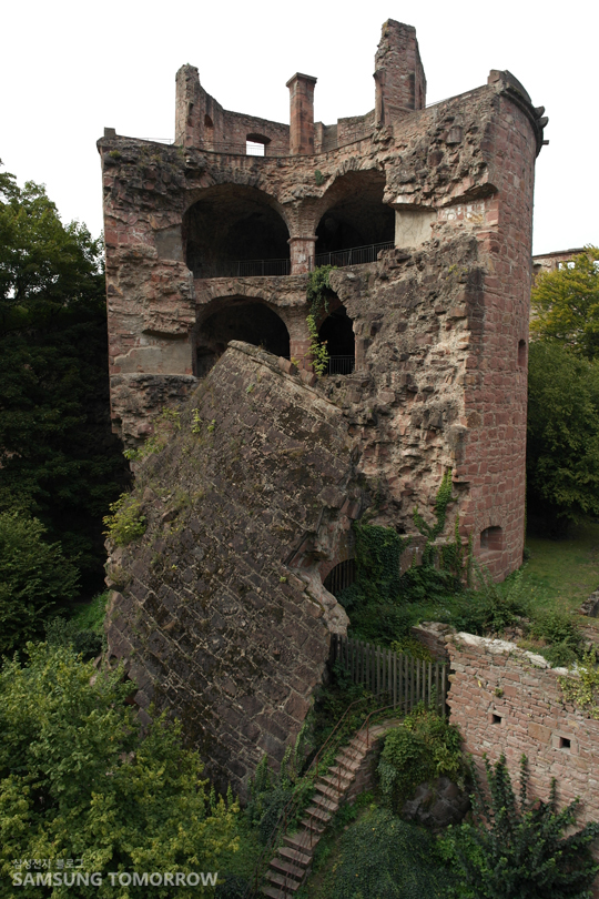 무너지는 오래된건물