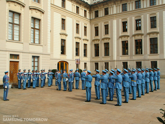 독일 경찰들이 줄 맞춰 서있다