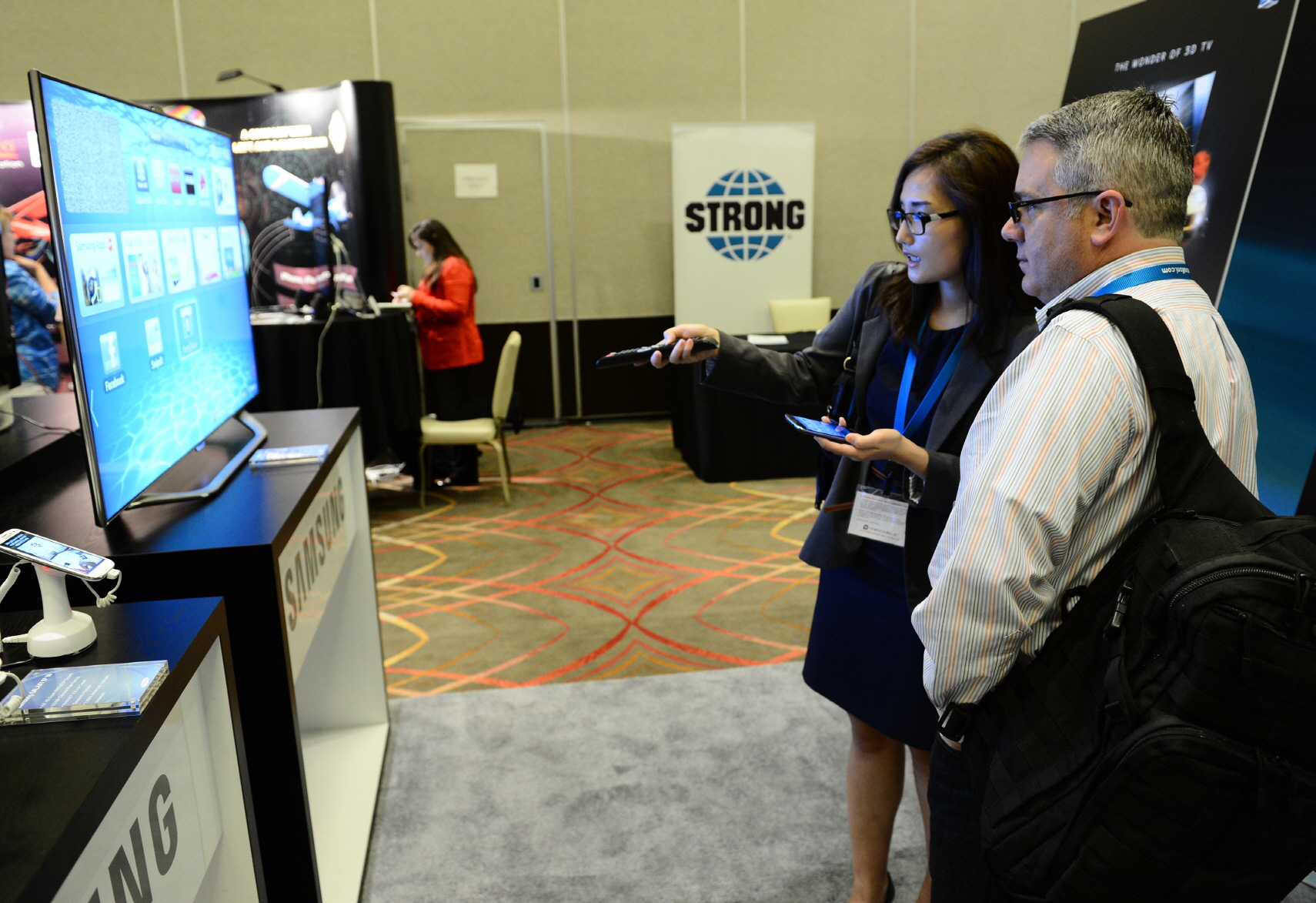 삼성 스마트 티비를 설명하는 모습