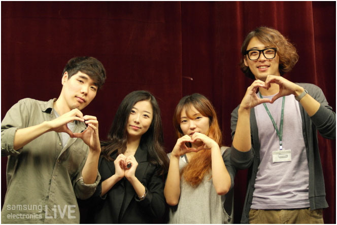 건국대 사인방이 손으로 하트를 그리고 있는 모습