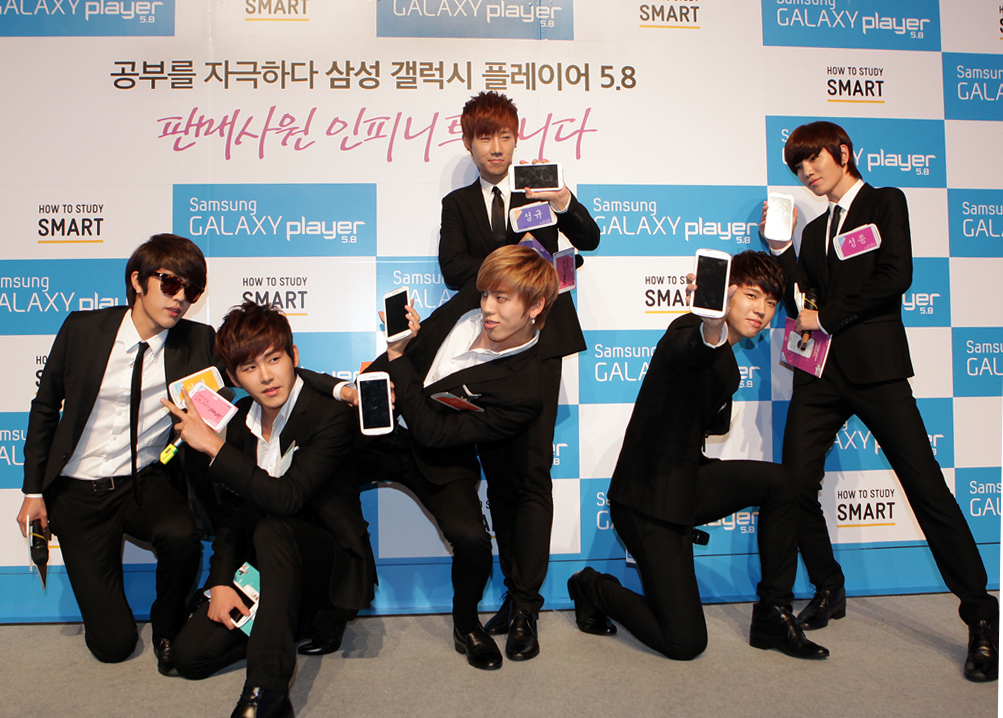 갤럭시플레이어 5.8을 들고있는 인피니트