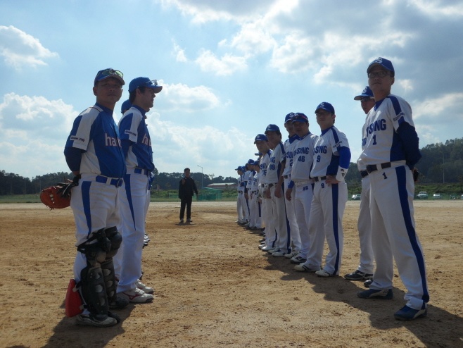 마주보고 있는 야구팀