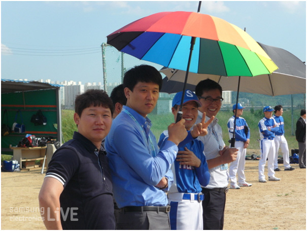 우선을 쓰고 경기를 관람하는 사람들