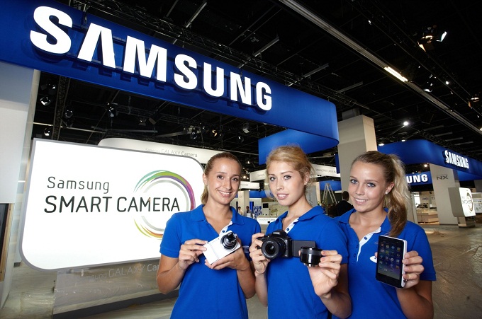 삼성스마트 카메라를 들고 있는 모델들
