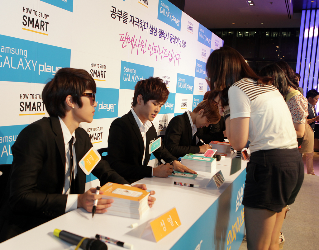 사인하고 있는 인피니트