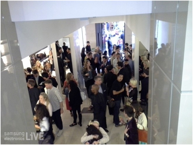 칵테일 파티에 모인 사람들