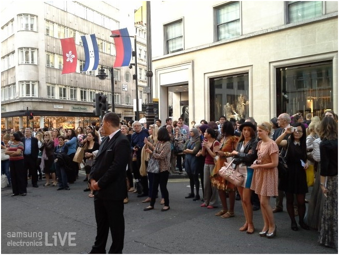 거리에 사람들이 모여있다