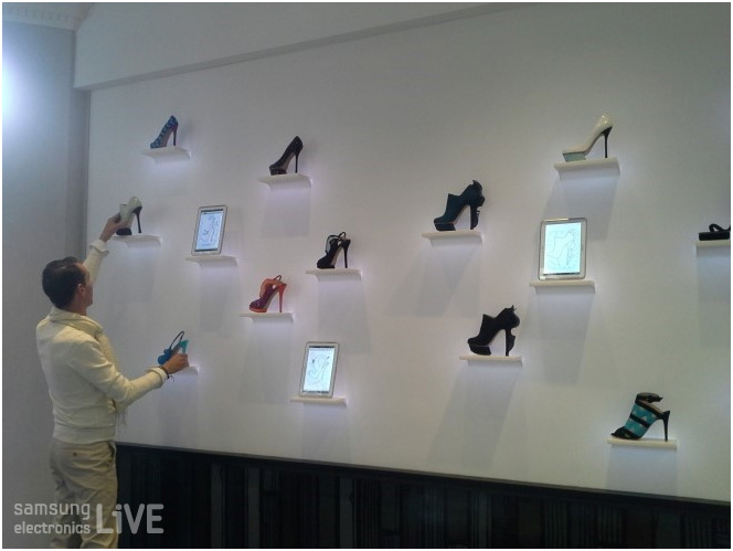 벽에 진열되 있는 구두들