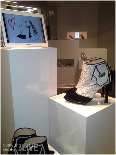 진열된 구두와 갤럭시 노트10.1