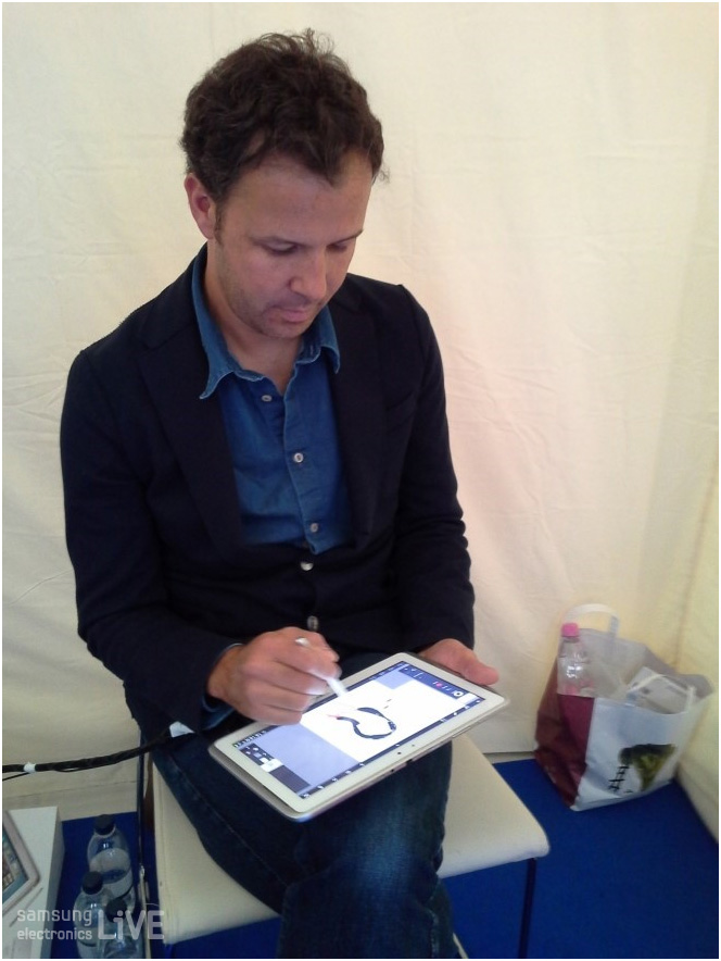 갤럭시 노트로 초상화를 그리는 남자