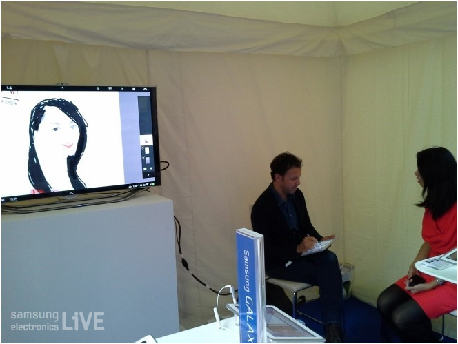 갤럭시 노트로 그린 초상화가 TV화면에 나오고 있다