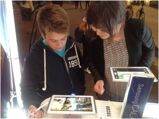 갤럭시 노트 10.1을 체험하는 아이