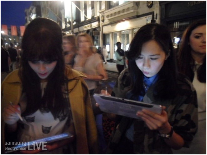 갤럭시 노트를 체험하는 여성들