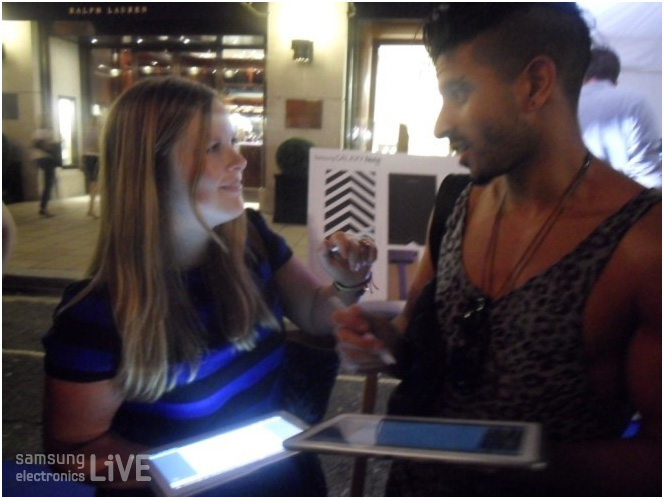 갤럭시 노트를 체험하는 남여