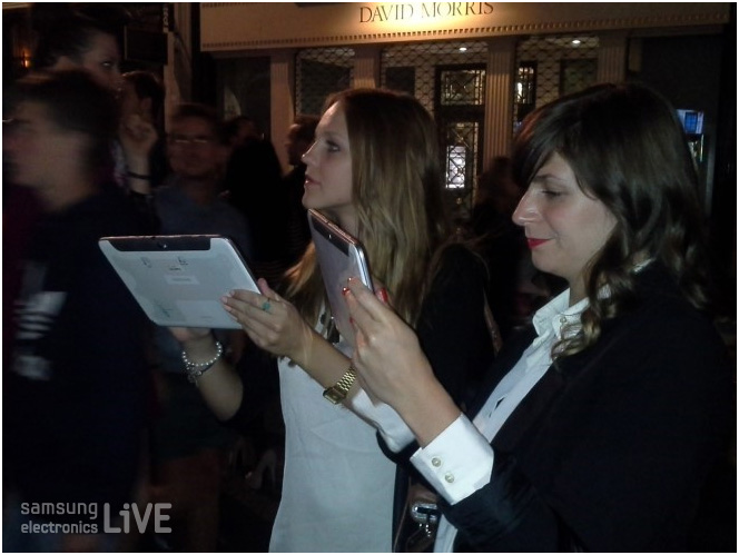 갤럭시 노트 10.1를 들고 있는 여성들