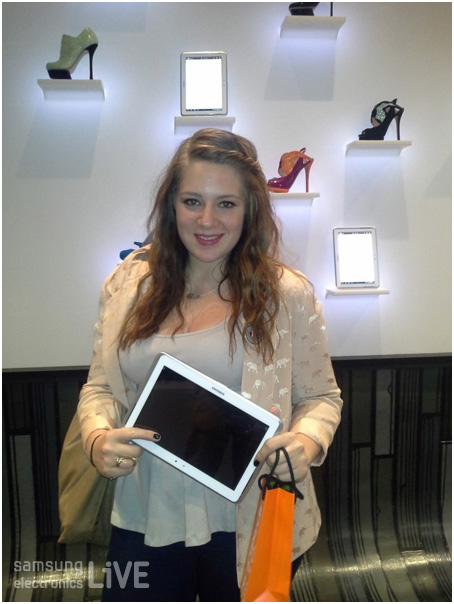 구두가 진열되 있는 매장앞에 갤럭시 노트 10.1을 들고 있는 여성