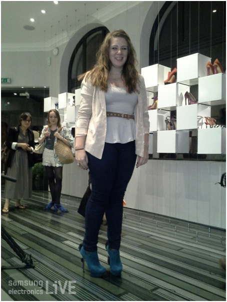 구두 매장 앞의 여자