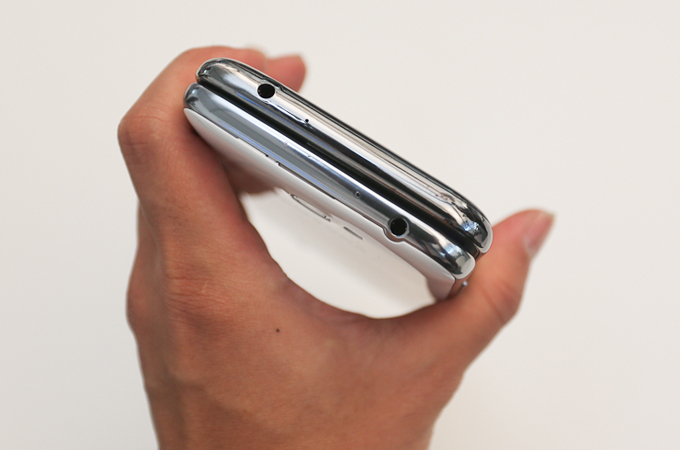 포개진 갤럭시노트Ⅱ 화이트 컬러와 그레이 컬러