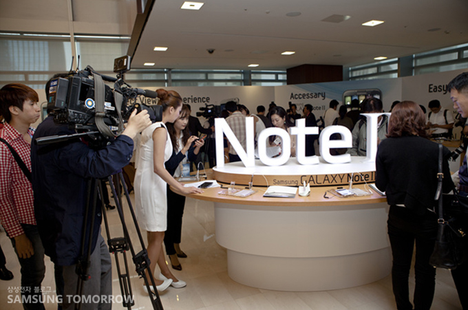 체험부스에 모인 사람들과 취재진