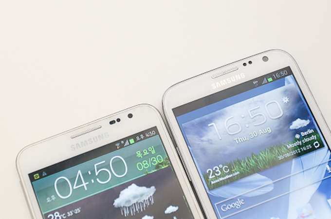 갤럭시노트Ⅱ 화이트 컬러와 그레이 컬러 상단