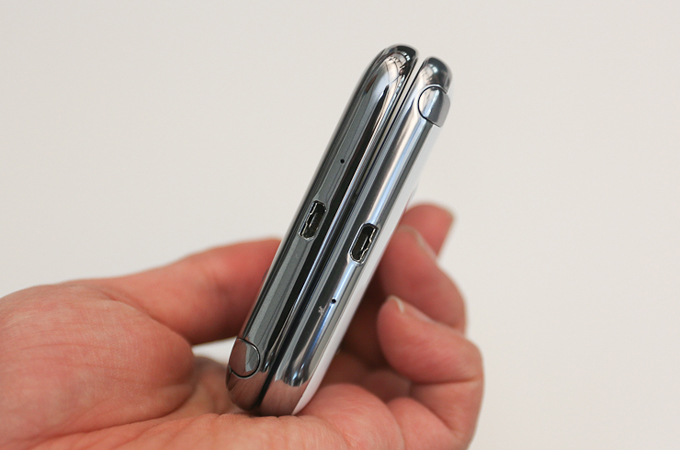 포개진 갤럭시노트Ⅱ 화이트 컬러와 그레이 컬러