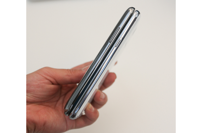 포개진 갤럭시노트Ⅱ 화이트 컬러와 그레이 컬러