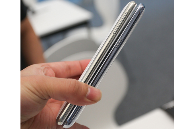 포개진 갤럭시노트Ⅱ 화이트 컬러와 그레이 컬러