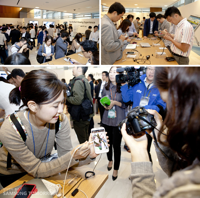 갤럭시 노트 2를 체험하는 사람들