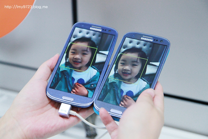 아이사진이 있는 두개의 스마트폰