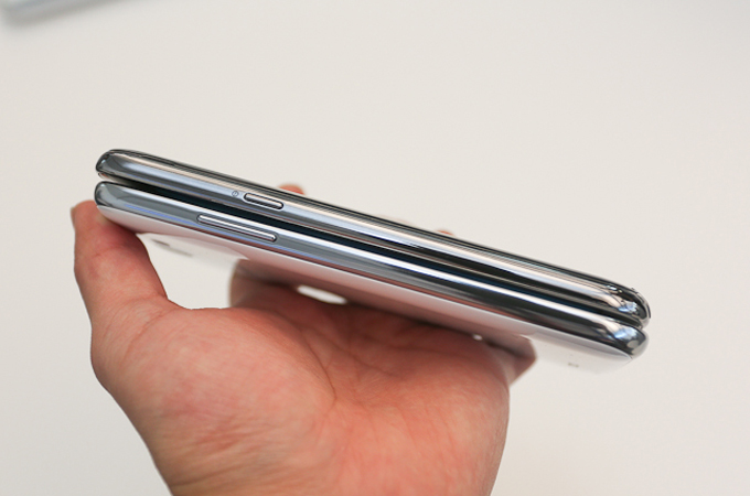 포개진 갤럭시노트Ⅱ 화이트 컬러와 그레이 컬러