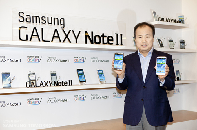 갤럭시 노트 2를 들고 있는 무선사업부/IM 담당 신종균 사장