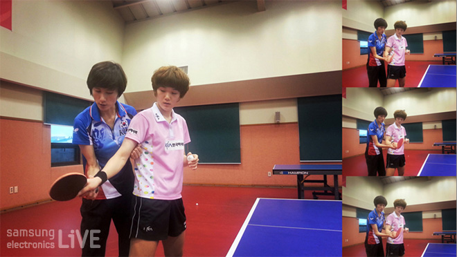 현정화코치가 탁구를 가르치고 있다