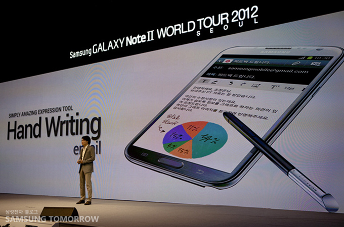 핸드 라이팅 기능을 발표하는 김창준 팀장